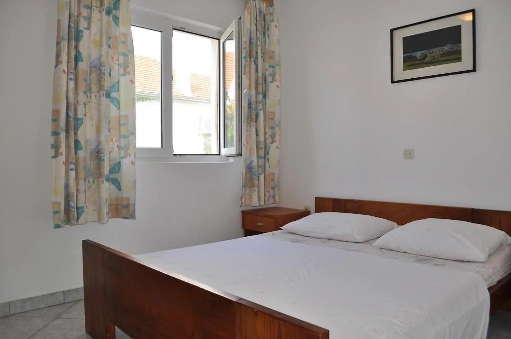 Apartments Petar Maksan Pakostane